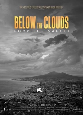 Een zwart-witte afbeelding met de tekst "Below the Clouds" boven een stads- en berglandschap van Pompeii en napoli.