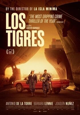Filmaffiche van "Los Tigres", met afbeeldingen van twee hoofdpersonen bij een auto en een stadse achtergrond.